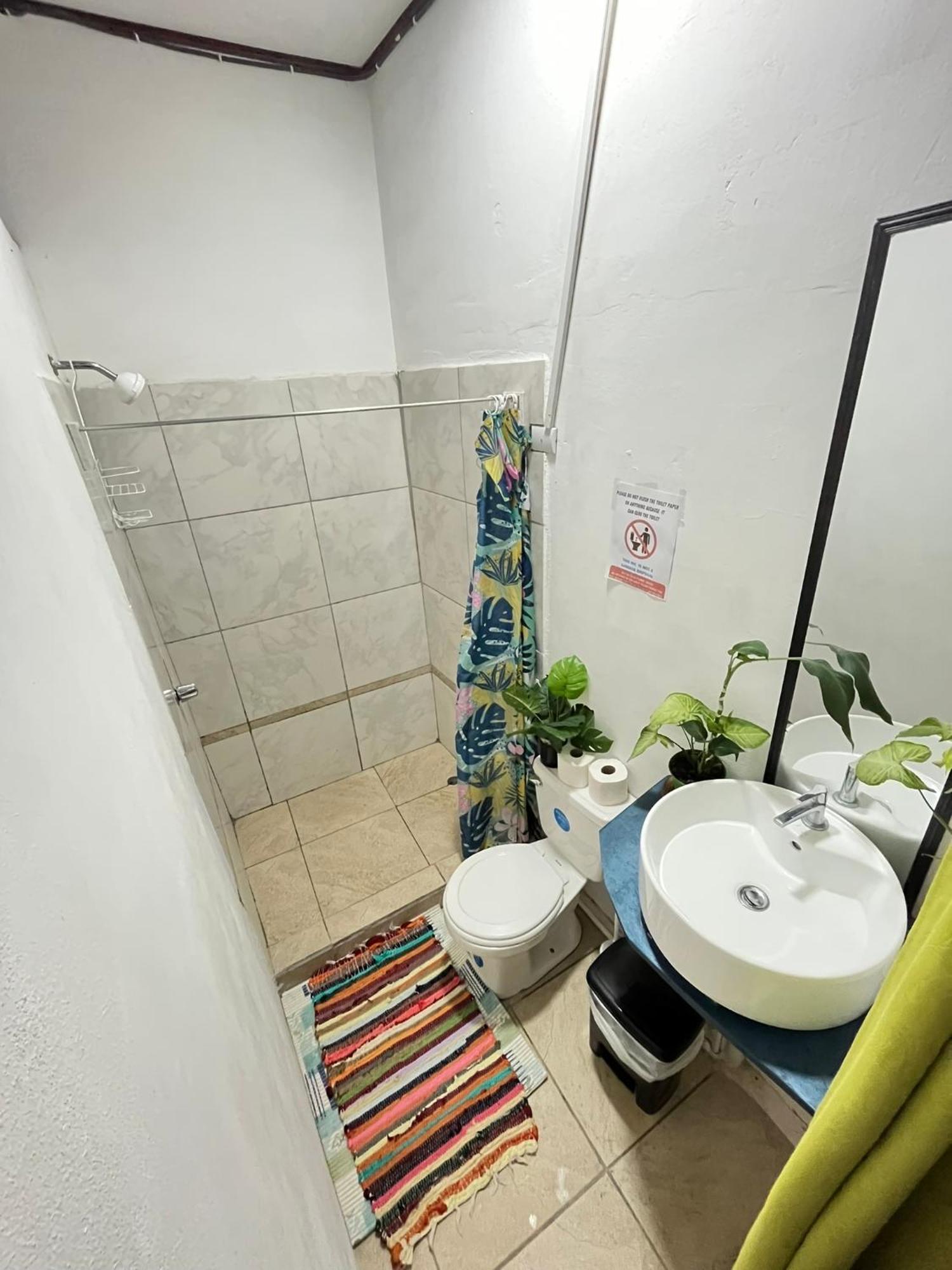 Passifloras Hostel Quepos Eksteriør billede