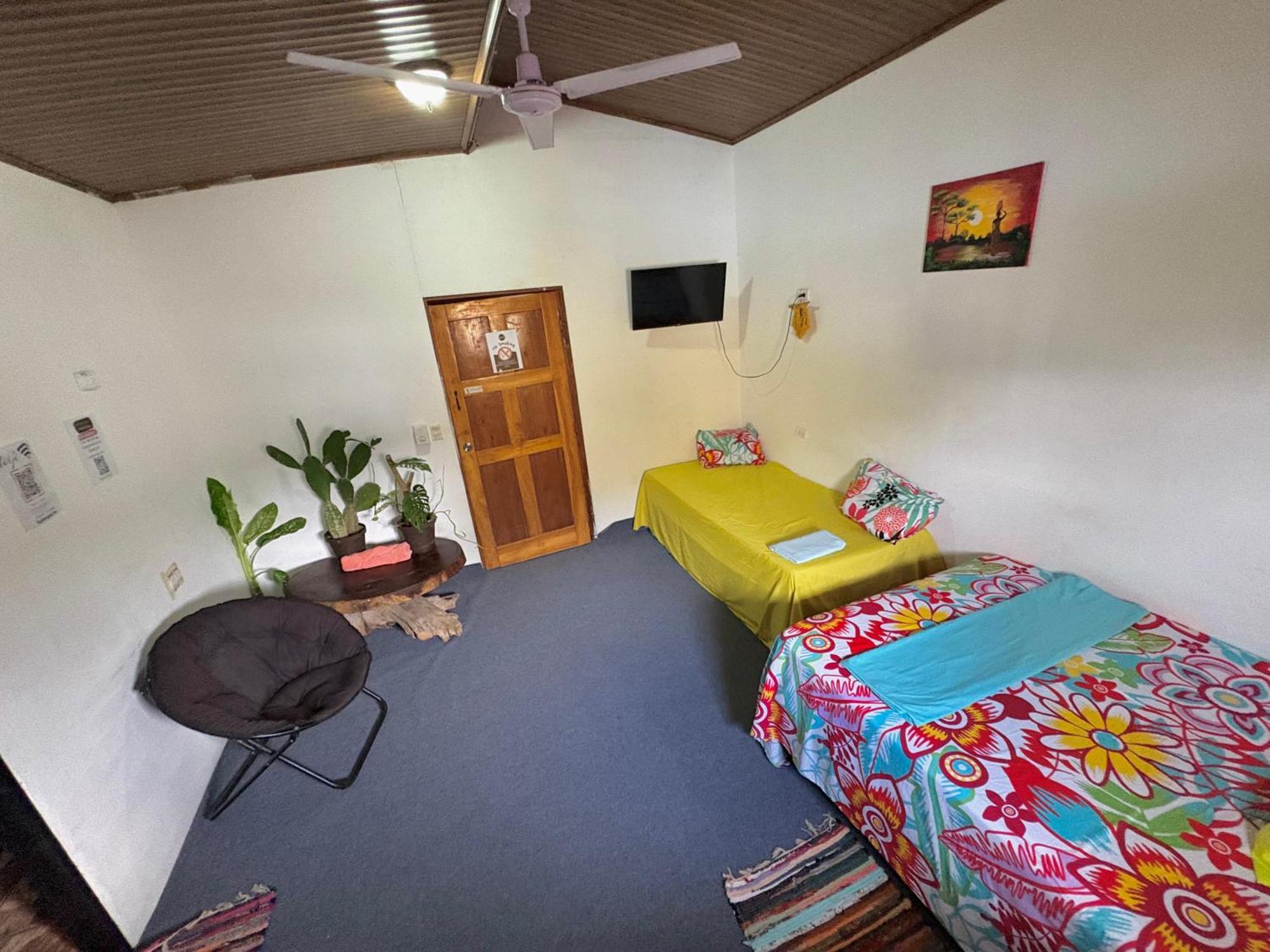 Passifloras Hostel Quepos Eksteriør billede