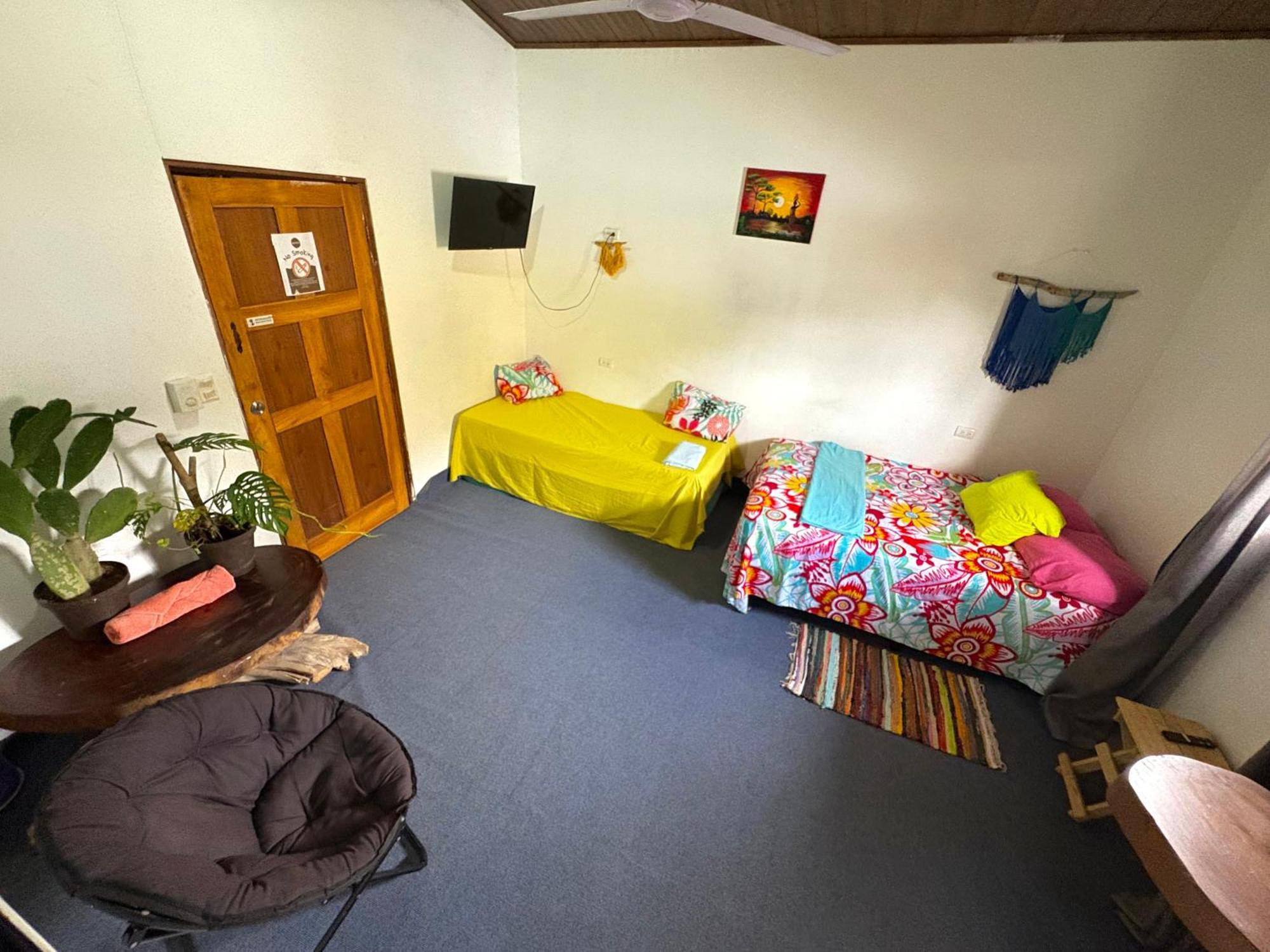 Passifloras Hostel Quepos Eksteriør billede