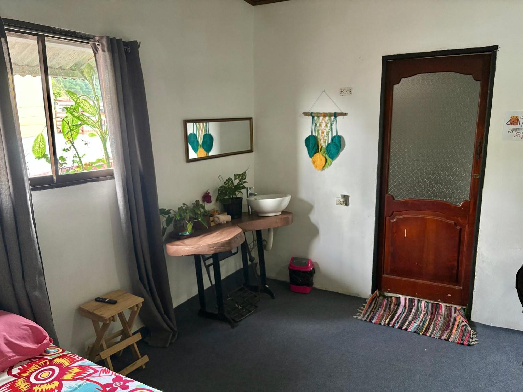 Passifloras Hostel Quepos Eksteriør billede