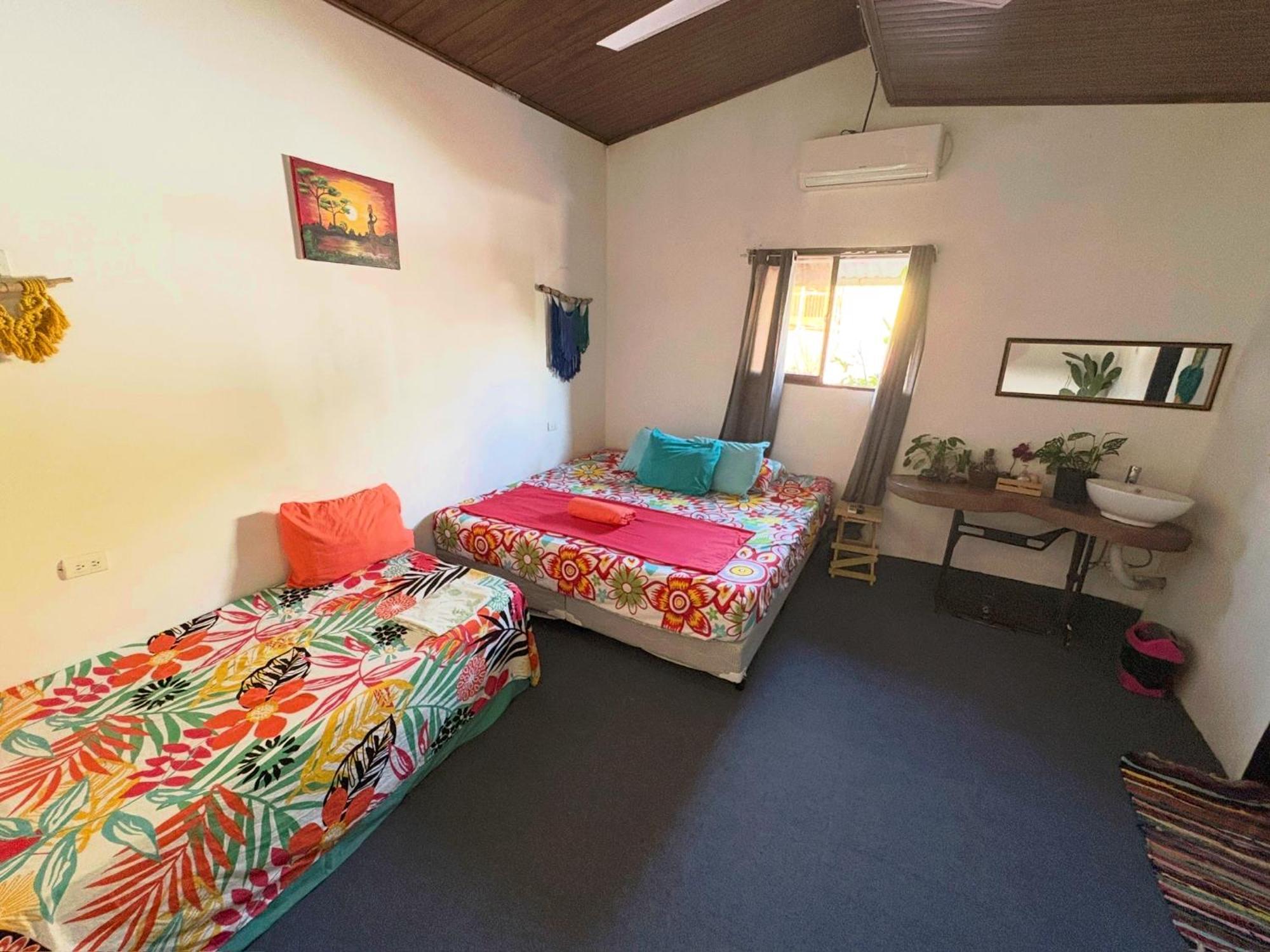 Passifloras Hostel Quepos Eksteriør billede