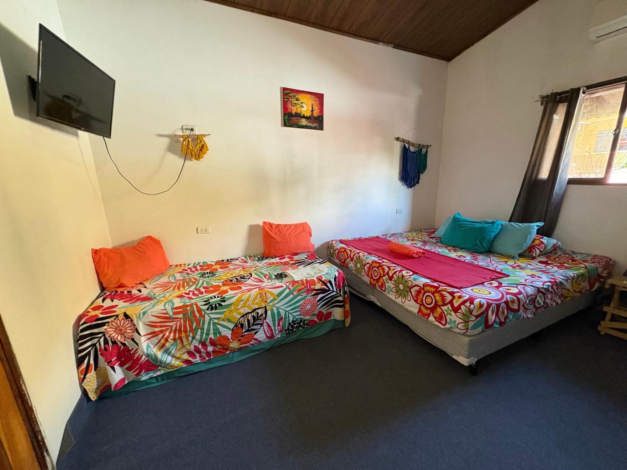 Passifloras Hostel Quepos Eksteriør billede